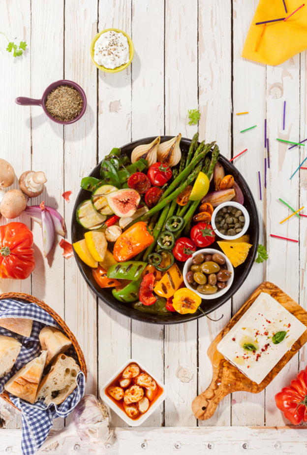 بدلاً من تقديمها مسلوقة: قومي بشوي الخضراوات والفواكه وتقديمها لأسرتك