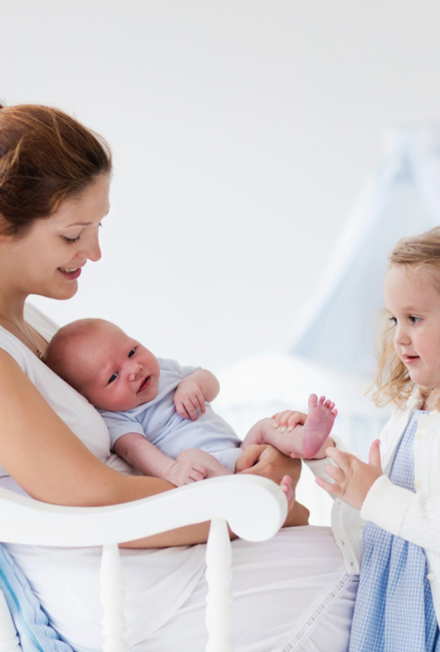 بعد الولادة .. لا لإهمال المولود الجديد إرضاء لمشاعر الطفل الأول