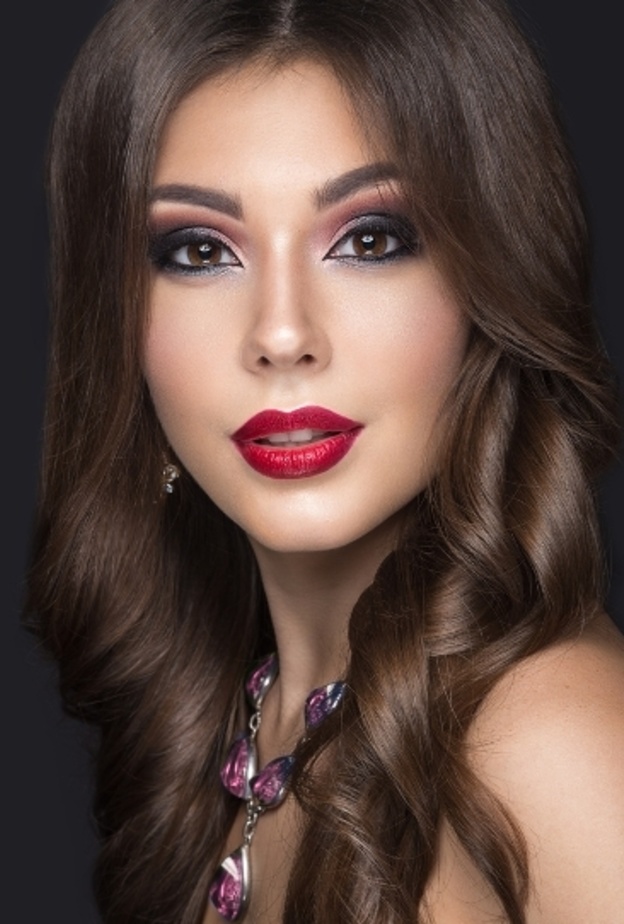 المكياج المسائي يتميز بقوة الوانه