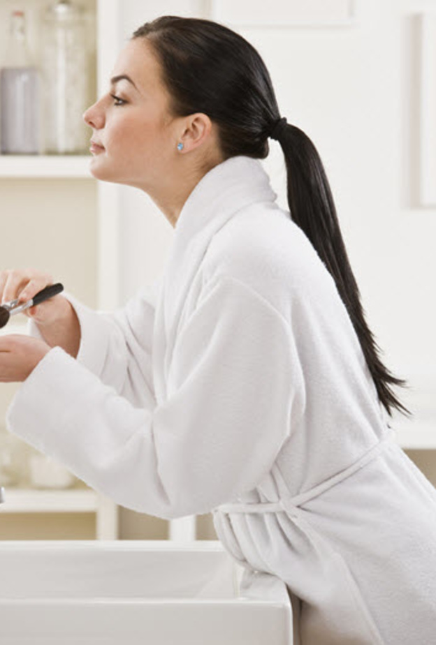 وضع الماكياج والفراشي في الحمام