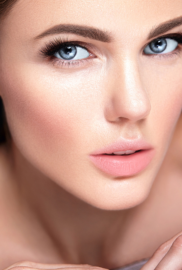 استخدامات أحمر الشفاه كظلال عيون وبلاشر