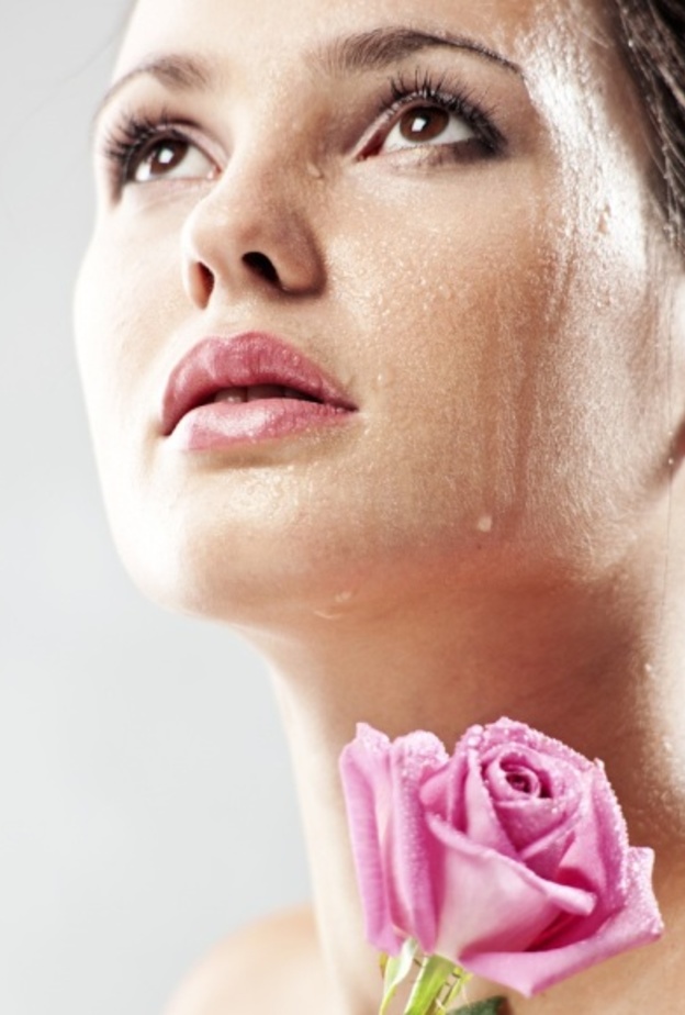 فوائد ماء الورد للبشرة