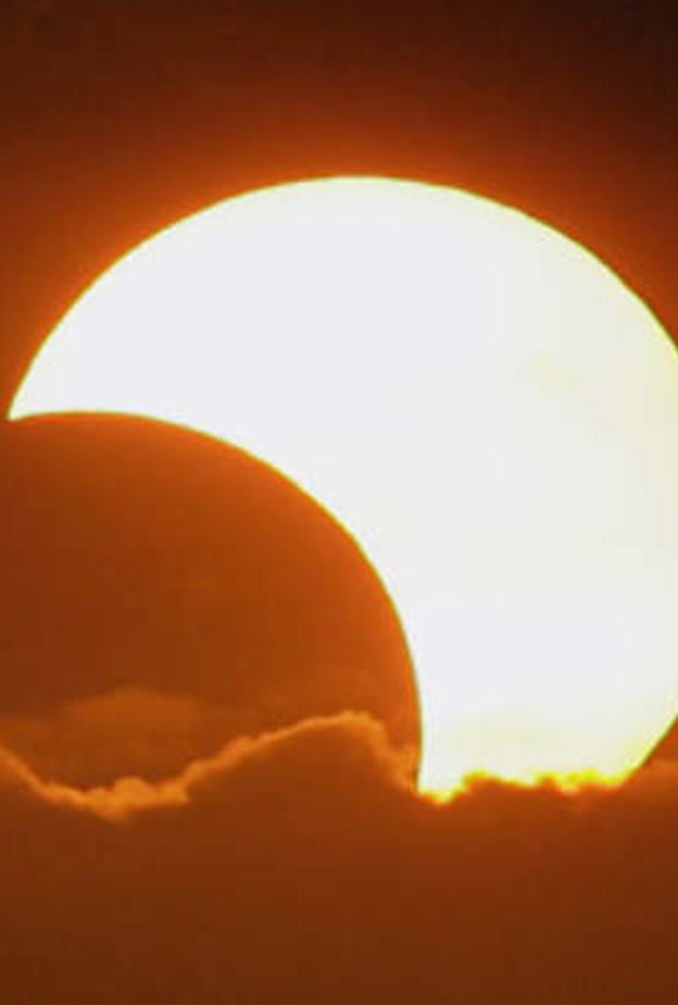 ظاهرة كسوف الشمس ظاهرة فلكية فريدة لا تتكرر كثيرا 