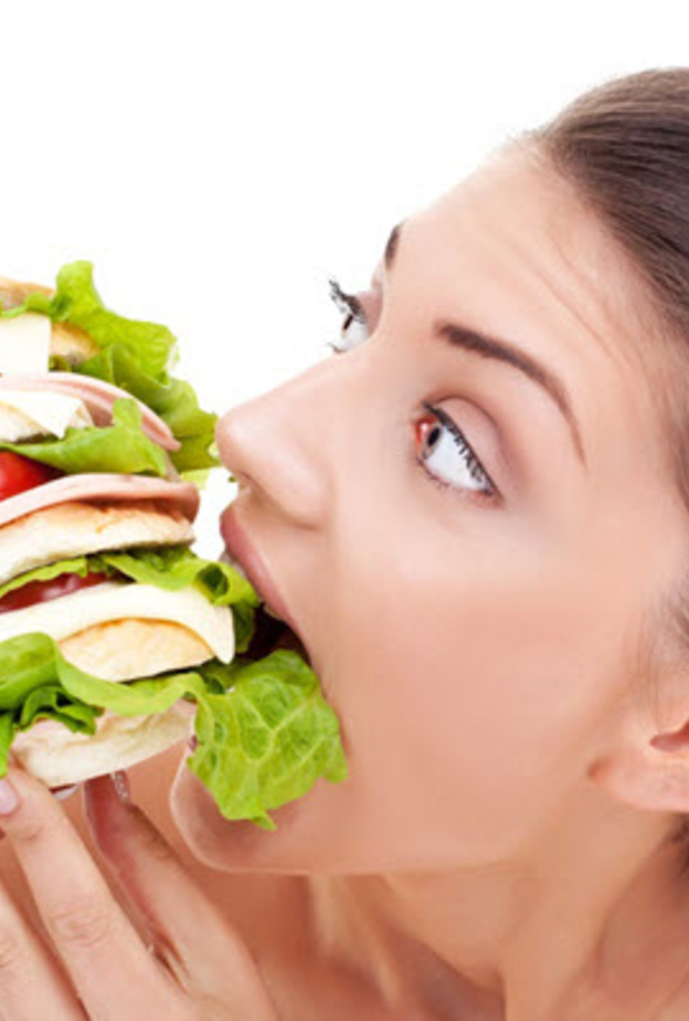 العلاقة بين قلة النوم و تناول الطعام الدسم