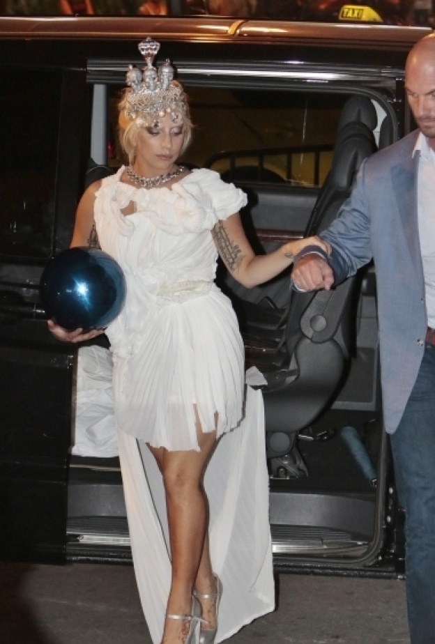 ليدي جاجا اغريقية في اليونان