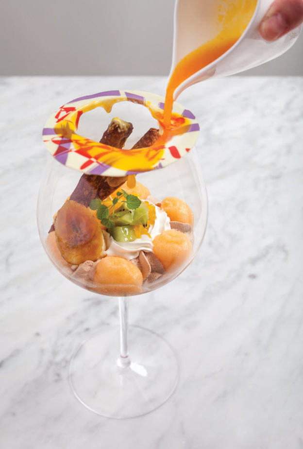 بانا كوتا جوز الهند مع صلصة المانغو الدافئة