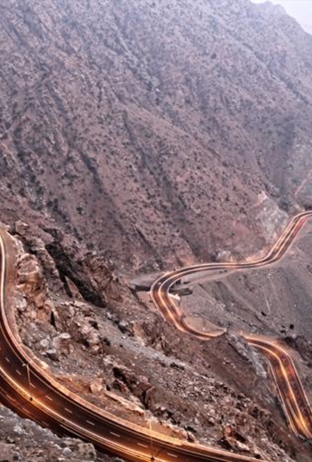 الشاحنة معلقة في الهواء.