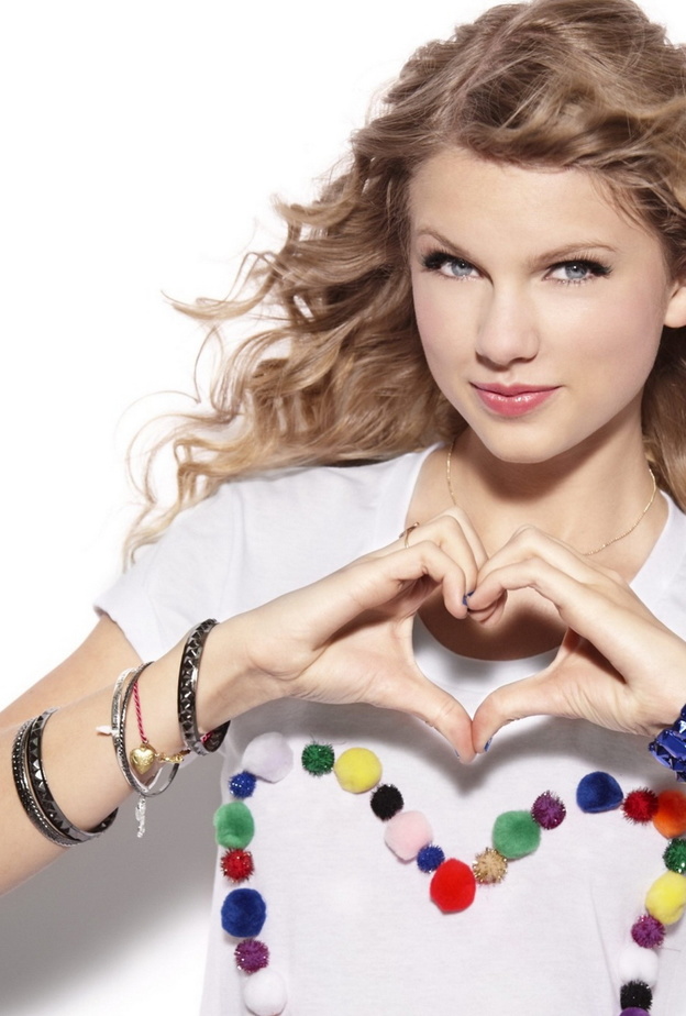 taylor swift بمكياج ناعم يبرز جمال روحها و ملابس بسيطة كذلك 