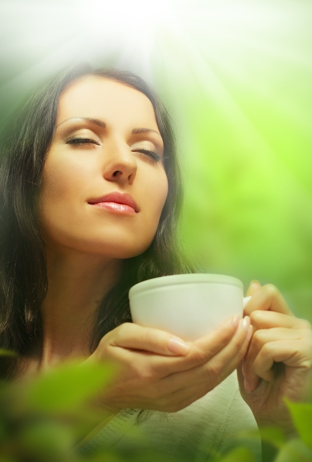 الشاي الاخضر من افضل انواع الشاي التي تساعد على محاربة الشيخوخة و تحافظ على جمالك