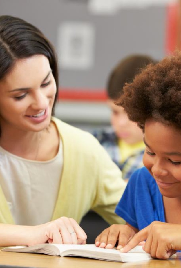 معلمة امريكية تلغي الواجبات المنزلية وتصبح حديث مواقع التواصل الاجتماعي  	