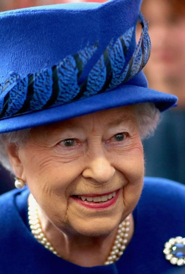  ملكة بريطانيا تفضل الياقوت الأزرق
