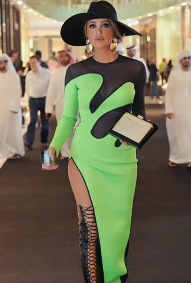 فستان مايا دياب الأخضر في دبي مول