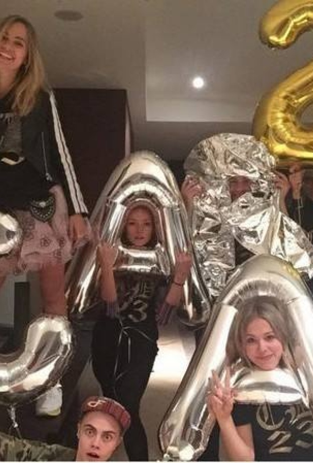 برفقة صديقاتها والبالونات .. هكذا احتفلت كارا ديليفينغ بعيد ميلادها الـ 23