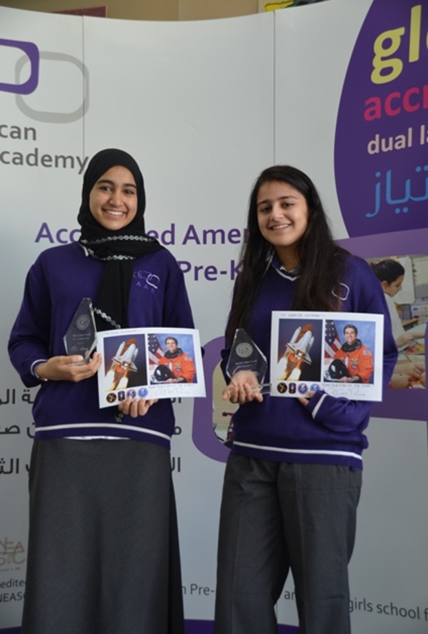 الطالبتان خديجة كلداري وعائشة المازمي وفرحة عارمة بجائزة التميز