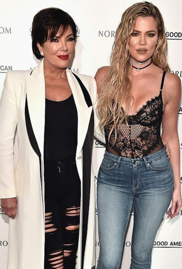 كلوي كاردشيان تخطف الأنظار برشاقتها مع والدتها خلال حضورها أحد الأنشطة في لوس أنجلوس بالأمس