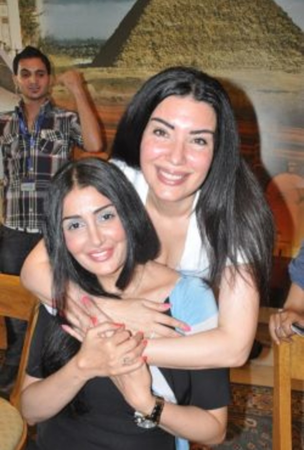 ظهرا في الاعلان الرسمي في مشهد خناقة كبيرة