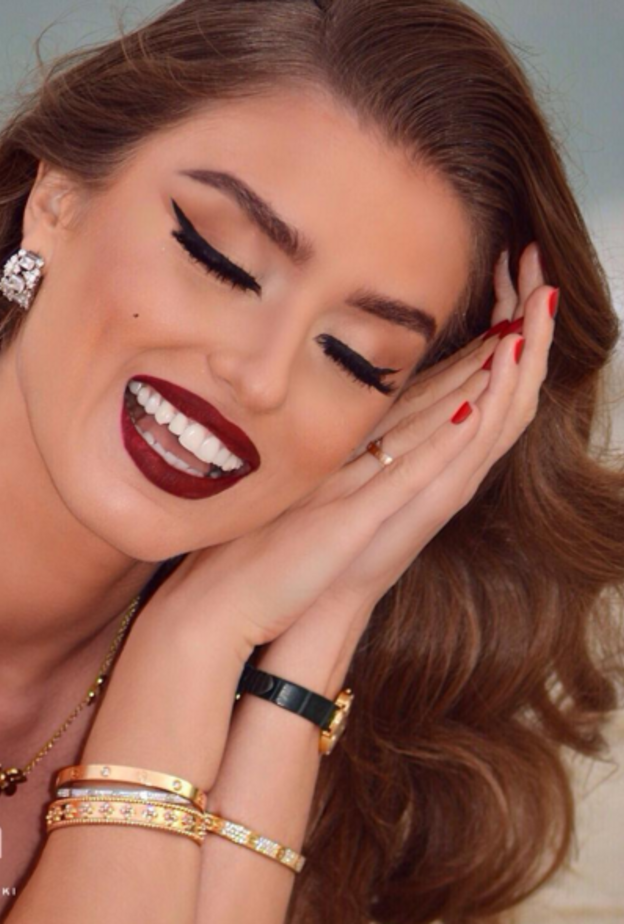 موديل جميلة