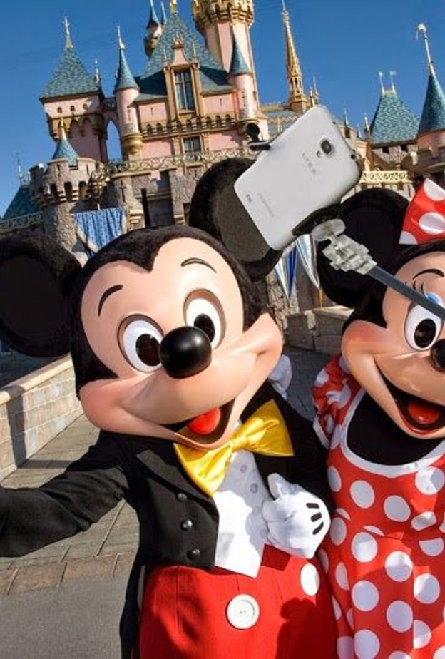 ديزني تمنع عصا السيلفي في كل مدنها الترفيهية