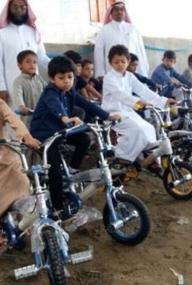 الطلاب الصغار على دراجاتهم 