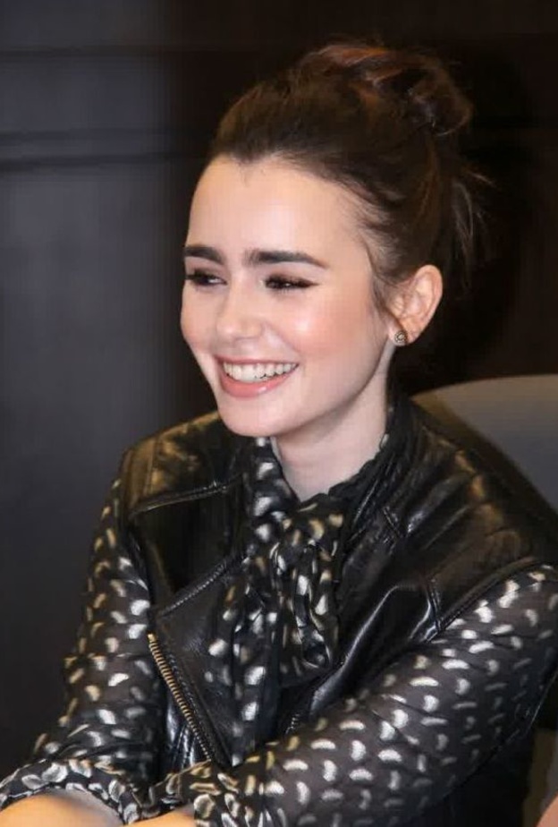 ليلي كولينز تسجل النسخة الصوتية من بيتر بان