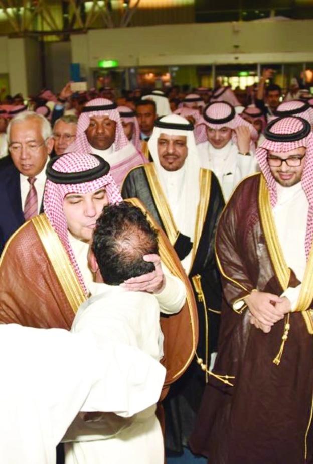 وزير الثقافة والإعلام عادل الطريفي أثناء تقبيل جبين المصور عبد العزيز اليوسف