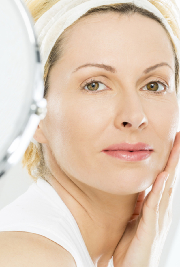 انفوغرافيك: حافظي على نضارة بشرتك وأنت بسن الأربعين