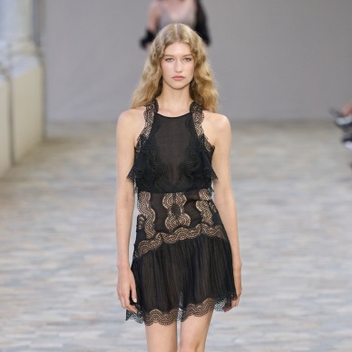 إطلالة من Alberta Ferretti