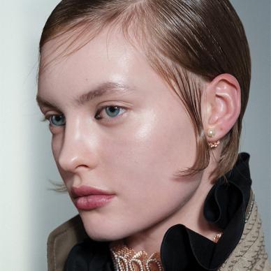 مستحضرات الإشراقة الكونية لتطبيق صيحات خريف وشتاء 2025