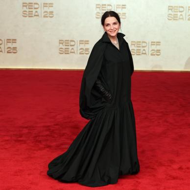 Juliette Binoche تتألق في اليوم الأول من Red Sea Film Festival 2025 بإطلالة Balenciaga by Pierpaolo Piccioli