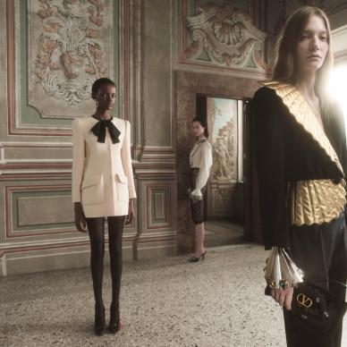 VALENTINO  تطلق حملة اليراعات.. فراشات النار FIREFLIES