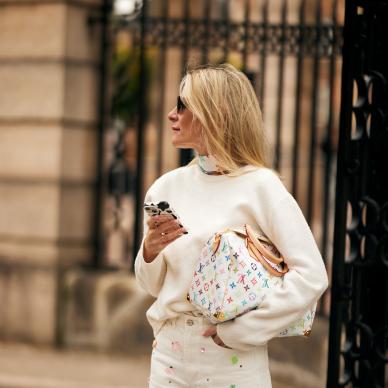 إطلالة عصرية مع حقيبة من ‏Louis Vuitton