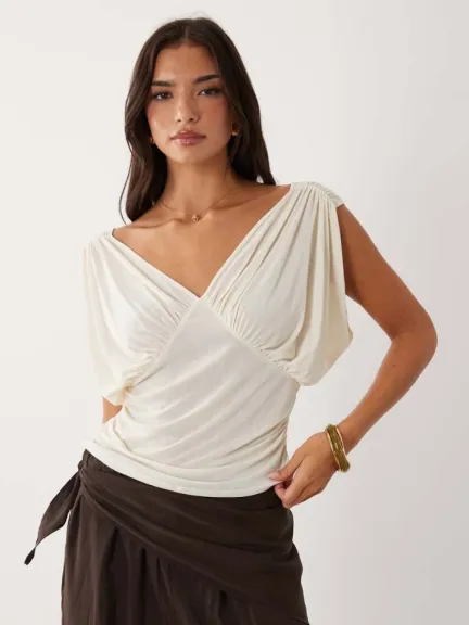 بلوزة انسيابية بياقة على شكل V باللون الأبيض المائل للعاجي من ASOS DESIGN