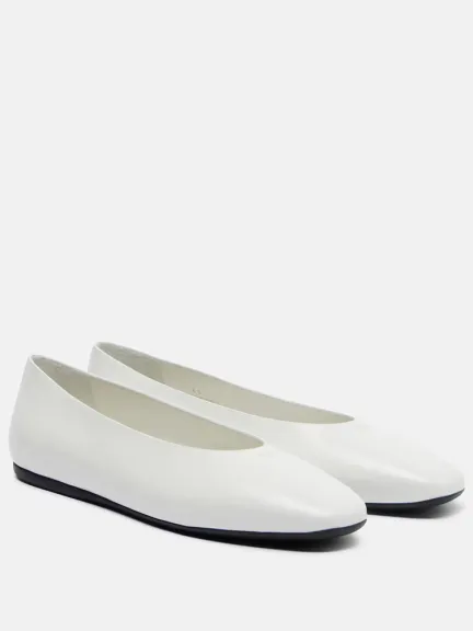 باليرينا من الجلد من Prada