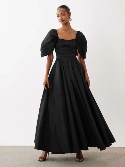 فستان A-Line أسود طويل بأكمام منفوخة من Lace & Beads