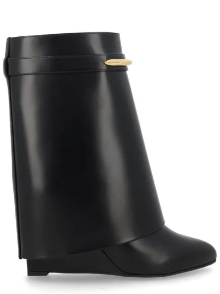 بوت طويل بتصميم مميز من GIVENCHY	