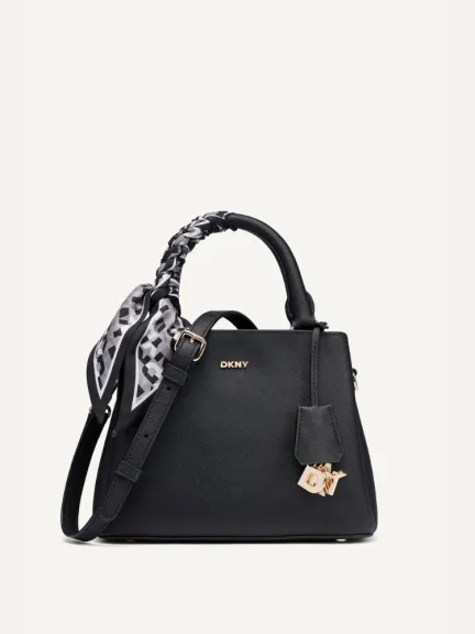 حقيبة باللون الأسود من DKNY