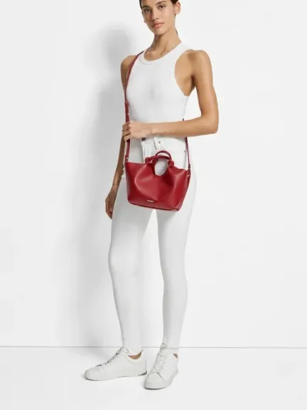 حقيبة باللون العنابي من DKNY	
