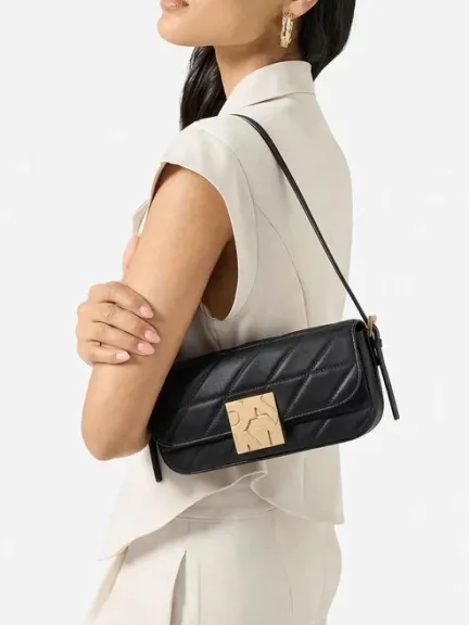 حقيبة جلدية كلاسيكية من DKNY