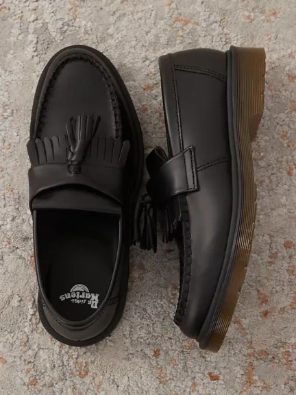 Loafer باللون الأسود من Dr Martens