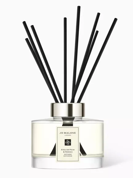 أعواد معطّرة للغرفة برائحة الإجاص والـفريزيا الإنجليزية من علامة Jo Malone London	