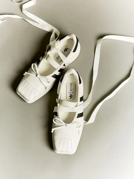حذاء رياضي برباط على القدم من adidas		