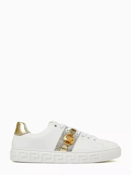 سنيكرز مزين بزخارف يونانية من Versace	