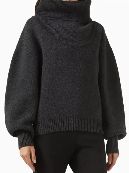 توب محبوك بياقة عالية من Jacquemus	