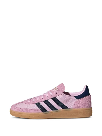 حذاء باللون الوردي من Adidas	