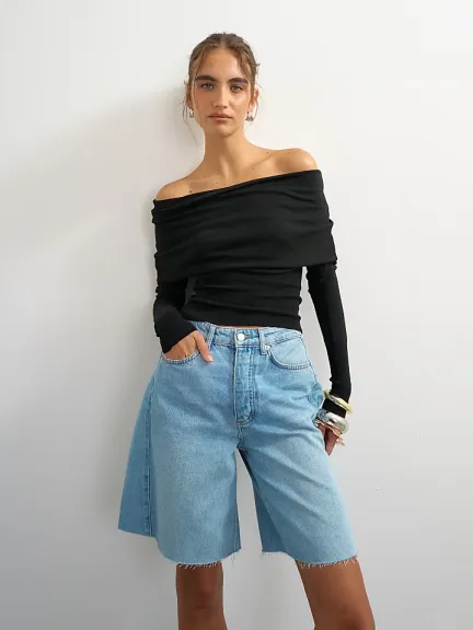 توب محبوك بأكتاف مكشوفة من Topshop	