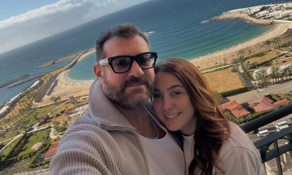 لقطات عائلية لافتة للنجوم في نهاية العام.. كندة علوش تحتفل برومانسية بعيد ميلاد عمرو يوسف