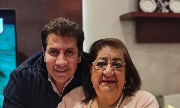 هاني رمزي يودع والدته برسالة مبكية والنجوم يواسونه.. "مُحبة للجميع وخادمة للكل"