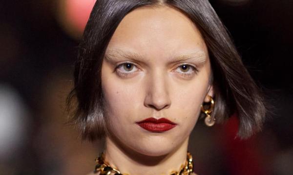 مستحضرات أيقونية ومكياج استثنائي من "فالنتينو" تبقى في ذاكرتنا تزامنا مع وفاة فالنتينو غارافاني