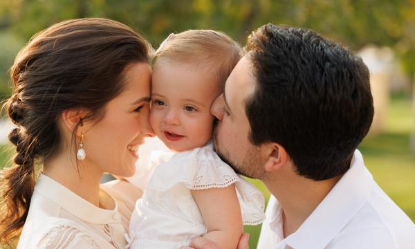 تفاصيل مجوهرات وإطلالة الأميرة رجوة في صورة التهنئة