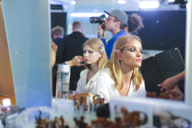 عرض فيرساتشي للأزياء الفاخرة لربيع وصيف 2016